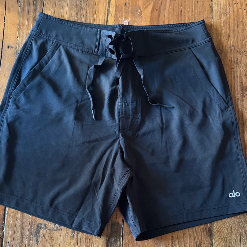 ALO Yoga Men's Black Board Shorts-New no tags